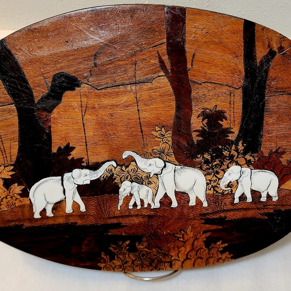 Vintage handmade oval Indian wooden plaque - Picture 2 of 12